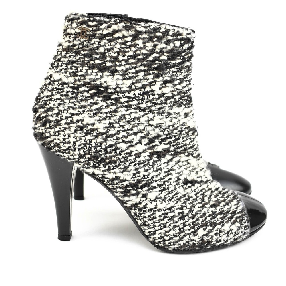 CHANEL "Runway" - Black Leather & CC Logo Boots - Picture 5 of 8